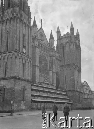 Prawdopodobnie 1945, Poitiers, Francja. 
Żołnierze 2. Dywizji Strzelców Pieszych pozują do zdjęcia na tle XII-wiecznego, romańskiego kościoła Notre-Dame la Grande.
Fot. Jerzy Konrad Maciejewski, zbiory Ośrodka KARTA