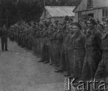 Lipiec 1946, Polkemmet k. Whitburn, Szkocja.
Żołnierze Polskich Sił Zbrojnych na Zachodzie podczas zbiórki. W obozie przejściowym czekają na powrót do kraju. 
Fot. Jerzy Konrad Maciejewski, zbiory Ośrodka KARTA