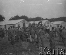 Lipiec 1946, Polkemmet k. Whitburn, Szkocja.
Polscy żołnierze odbierają swoje bagaże. W obozie przejściowym czekają na powrót do kraju.
Fot. Jerzy Konrad Maciejewski, zbiory Ośrodka KARTA