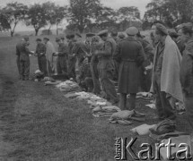 Lipiec 1946, Polkemmet k. Whitburn, Szkocja.
Brytyjczycy kontrolują umundurowanie posiadane przez żołnierzy Polskich Sił Zbrojnych na Zachodzie. W obozie czekają na powrót do kraju.
Fot. Jerzy Konrad Maciejewski, zbiory Ośrodka KARTA