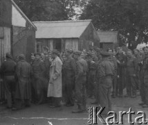 Lipiec 1946, Polkemmet k. Whitburn, Szkocja.
Żołnierze Polskich Sił Zbrojnych na Zachodzie stoją w kolejce po uzupełnienie tzw. sort mundurowych wydawanych przez Brytyjczyków.
Fot. Jerzy Konrad Maciejewski, zbiory Ośrodka KARTA 

