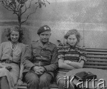 23.05.1943, Biel/Bienne, Szwajcaria.
Sierż. Jerzy Konrad Maciejewski z 2. Dywizji Strzelców Pieszych odwiedza zaprzyjaźnioną rodzinę szwajcarską. Do zdjęcia pozuje z córkami gospodarza Margareth (po lewej) i Magdaleną.
Fot. NN, kolekcja Jerzego Konrada Maciejewskiego, zbiory Ośrodka KARTA