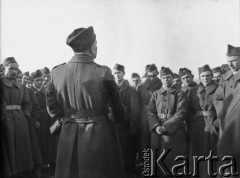 Po 15.01.1940, Parthenay, Francja.
Oficer podczas pogadanki wychowawczej, skierowanej do żołnierzy sformowanego oddziału 2. Dywizji Strzelców Pieszych.
Fot. Jerzy Konrad Maciejewski, zbiory Ośrodka KARTA