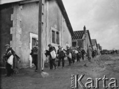 Po 15.01.1940, Parthenay, Francja.
Ochotnicy do formowanej 2. Dywizji Strzelców Pieszych zmierzają do miejsca zakwaterowania w odpowiednim baraku. W ręku niosą otrzymane mundury oraz pościel do spania.
Fot. Jerzy Konrad Maciejewski, zbiory Ośrodka KARTA