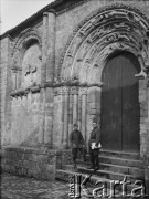 Po 15.01.1940, Parthenay, Francja.
Żołnierze z 2. Dywizji Strzelców Pieszych stoją przed portalem opuszczonego kościoła.
Fot. Jerzy Konrad Maciejewski, zbiory Ośrodka KARTA