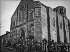 Po 15.01.1940, Parthenay, Francja.
Żołnierze 2. Dywizji Strzelców Pieszych zwiedzają zbudowany w stylu romańskim Kościół św. Piotra.
Fot. Jerzy Konrad Maciejewski, zbiory Ośrodka KARTA