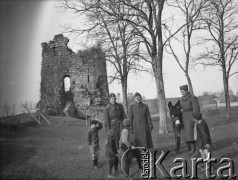 Po 15.01.1940, Parthenay, Francja.
Żołnierze formowanej 2. Dywizji Strzelców Pieszych podczas spaceru po okolicy spotkali miejscowe dzieci. Jeden z żołnierzy trzyma za uzdę osła. W głębi widać ruinę wieży.
Fot. Jerzy Konrad Maciejewski, zbiory Ośrodka KARTA