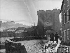 Po 15.01.1940, Parthenay, Francja.
Żołnierze 2. Dywizji Strzelców Pieszych pozują do zdjęcia stojąc na moście prowadzącym do miasta. 
Fot. Jerzy Konrad Maciejewski, zbiory Ośrodka KARTA