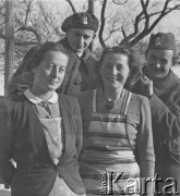 1940-1941, Münchenbuchsee, Szwajcaria.
Żołnierze z 2. Dywizji Strzelców Pieszych pozują do zdjęcia z szwajcarskimi dziewczętami (z prawej Hildi). W drugim rzędzie u góry 1. z lewej stoi pchor. Zygmunt Kisielewski.
Fot. Jerzy Konrad Maciejewski, zbiory Ośrodka KARTA