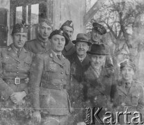 1940-1941, Münchenbuchsee, Szwajcaria.
Poseł RP w Bernie Aleksander Ładoś odwiedza internowanych żołnierzy 2. Dywizji Strzelców Pieszych. W rzędzie u dołu od lewej stoją: por. Aleksander Wasung, mjr Antoni Ślosarczyk, dr Alfons Bronarski, poseł RP Aleksander Ładoś, ppor. Mamert Miż-Miszyn. 
Fot. Jerzy Konrad Maciejewski, zbiory Ośrodka KARTA,