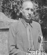 1940-1941, Münchenbuchsee, Szwajcaria.
Internowany żołnierz 2. Dywizji Strzelców Pieszych plut. Stanisław Janicki. Na zdjęciu mężczyzna trzyma gazetę pod ręką.
Fot. Jerzy Konrad Maciejewski, zbiory Ośrodka KARTA
