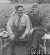 1940-1941, Münchenbuchsee, Szwajcaria.
Internowani żołnierze 2. Dywizji Strzelców Pieszych. Siedzą od lewej: ppor. Wiktor Cieśla i por. Aleksander Wasung. 
Fot. Jerzy Konrad Maciejewski, zbiory Ośrodka KARTA