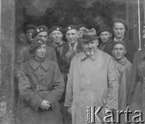 1940-1941, Münchenbuchsee, Szwajcaria.
Poseł RP w Bernie Aleksander Ładoś podczas odwiedzin internowanych żołnierzy 2. Dywizji Strzelców Pieszych.
Fot. Jerzy Konrad Maciejewski, zbiory Ośrodka KARTA
