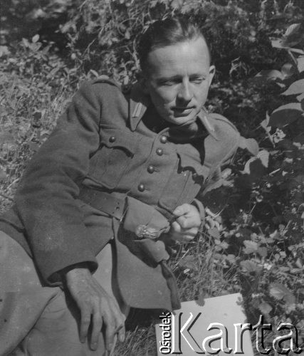 1940-1941, Münchenbuchsee, Szwajcaria.
Internowany żołnierz z 2. Dywizji Strzelców Pieszych ppor. Adam Kastner z YMCA (Chrześcijańskie Stowarzyszenie Młodzieży Męskiej) odpoczywa na trawie. Obok niego leżą notatki.
Fot. Jerzy Konrad Maciejewski, zbiory Ośrodka KARTA
