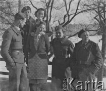 1940-1941, Münchenbuchsee, Szwajcaria.
Szwajcarki (w drugim rzędzie stoi Hildi) w towarzystwie polskich żołnierzy z 2. Dywizji Strzelców Pieszych. 1. z lewej stoi kpr. Leon Wroński. Obok Hildi z lewej strony pchor. stoi Zygmunt Kisielewski. 1. z prawej stoi ogniomistrz Marian Sawicki.
Fot. Jerzy Konrad Maciejewski, zbiory Ośrodka KARTA