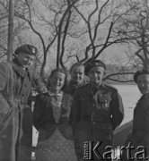 1940-1941, Münchenbuchsee, Szwajcaria.
Żołnierze z 2. Dywizji Strzelców Pieszych w towarzystwie miejscowej kobiety. Od lewej stoją:  podchorąży Zygmunt Kisielewski, NN, NN, sierżant Jerzy Konrad Maciejewski, ogniomistrz Marian Sawicki.
Fot. NN, kolekcja Jerzego Konrada Maciejewskiego, zbiory Ośrodka KARTA