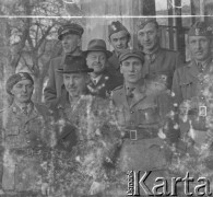 1940-1941, Münchenbuchsee, Szwajcaria.
Poseł RP w Bernie Aleksander Ładoś i dr Alfons Bronarski odwiedzają internowanych żołnierzy 2. Dywizji Strzelców Pieszych. W rzędzie u dołu od lewej stoją: mjr Antoni Ślosarczyk, poseł RP Aleksander Ładoś, z tyłu za nim dr Alfons Bronarski, ppor. Mamert Miż-Miszyn, por. Aleksander Wasung.
Fot. Jerzy Konrad Maciejewski, zbiory Ośrodka KARTA