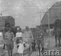 1940-1941, Münchenbuchsee, Szwajcaria.
Żołnierze z 2. Dywizji Strzelców Pieszych wracają z odpoczynku na plaży. Sierż. Jerzy Konrad Maciejewski prowadzi za rękę małą dziewczynkę. Obok nich przejeżdża prawdopodobnie żołnierz na koniu.
Fot. NN, kolekcja Jerzego Konrada Maciejewskiego, zbiory Ośrodka KARTA