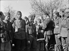 24.03.1940, Champeau, Francja.
Wielkanoc. Dowódca oddziału 2. Dywizji Strzelców Pieszych dzieli się jajkiem ze swoimi żołnierzami.
Fot. Jerzy Konrad Maciejewski, zbiory Ośrodka KARTA