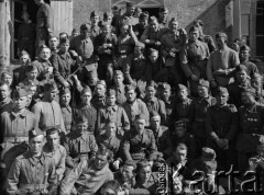 Prawdopodobnie 24.03.1940, Champeau, Francja.
Wielkanoc. Żołnierze 2. Dywizji Strzelców Pieszych podczas śpiewania.
Fot. Jerzy Konrad Maciejewski, zbiory Ośrodka KARTA