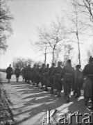 1940, Champeau, Francja.
Żołnierze 2. Dywizji Strzelców Pieszych maszerują w kolumnie.
Fot. Jerzy Konrad Maciejewski, zbiory Ośrodka KARTA