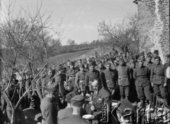 24.03.1940, Champeau, Francja.
Wielkanoc. Dowódca batalionu 2. Dywizji Strzelców Pieszych dzieli się jajkiem ze swoimi żołnierzami.
Fot. Jerzy Konrad Maciejewski, zbiory Ośrodka KARTA