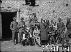 1940, Champeau, Francja.
Żołnierze z 2. Dywizji Strzelców Pieszych w towarzystwie miejscowej ludności.
Fot. Jerzy Konrad Maciejewski, zbiory Ośrodka KARTA