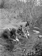 1940, Champeau, Francja.
Polscy wojskowi 2. Dywizji Strzelców Pieszych myją w strumieniu menażki po zjedzonym posiłku.
Fot. Jerzy Konrad Maciejewski, zbiory Ośrodka KARTA