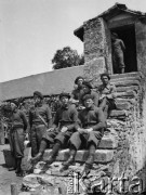 1940, Le Coudray, Francja.
Żołnierze 8 kompanii 5 Małopolskiego Pułku Strzelców Pieszych 2. Dywizji Strzelców Pieszych stacjonują w miejscowym zamku. Do zdjęcia pozują siedząc na schodach.
Fot. Jerzy Konrad Maciejewski, zbiory Ośrodka KARTA