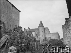 1940, Le Coudray, Francja.
8 kompania 5 Małopolskiego Pułku Strzelców Pieszych 2. Dywizji Strzelców Pieszych pozuje do zdjęcia na tle miejscowego zamku, w którym została zakwaterowana.
Fot. Jerzy Konrad Maciejewski, zbiory Ośrodka KARTA