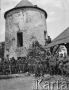 1940, Le Coudray, Francja.
Żołnierze z 8 kompanii 5 Małopolskiego Pułku Strzelców Pieszych 2. Dywizji Strzelców Pieszych pozują do wspólnego zdjęcia na tle wieży zamkowej.
Fot. Jerzy Konrad Maciejewski, zbiory Ośrodka KARTA