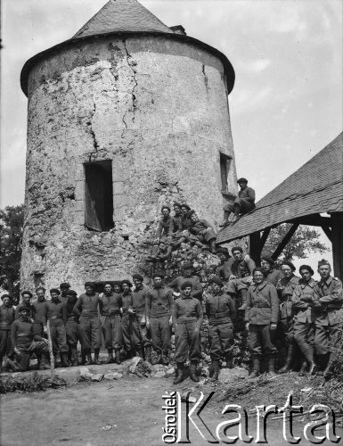 1940, Le Coudray, Francja.
Żołnierze z 8 kompanii 5 Małopolskiego Pułku Strzelców Pieszych 2. Dywizji Strzelców Pieszych pozują do wspólnego zdjęcia na tle wieży zamkowej.
Fot. Jerzy Konrad Maciejewski, zbiory Ośrodka KARTA