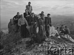 Początek stycznia 1940, Camp de Carpiagne, Francja.
Odpoczynek w drodze do obozu wojskowego, gdzie formowana jest 2. Dywizja Strzelców Pieszych. Wśród mężczyzn znajdują się ochotnicy mieszkający we Francji oraz żołnierze Wojska Polskiego, internowani w Rumunii po walkach wrześniowych 1939 r. 
Fot. Jerzy Konrad Maciejewski, zbiory Ośrodka KARTA