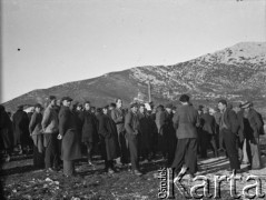 Początek stycznia 1940, Camp de Carpiagne, Francja.
Ochotnicy do formowanej 2. Dywizji Strzelców Pieszych słuchają wiadomości odczytywanych z gazety robionej z nasłuchu radiowego.
Fot. Jerzy Konrad Maciejewski, zbiory Ośrodka KARTA