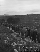 Początek stycznia 1940, Camp de Carpiagne, Francja.
Mężczyźni maszerują ze swoimi bagażami z obozu pod Marsylią do nowego miejsca, gdzie formowana jest 2. Dywizja Strzelców Pieszych. Wśród nich znajdują się ochotnicy mieszkający we Francji oraz żołnierze Wojska Polskiego, internowani w Rumunii po walkach wrześniowych 1939 r.
Fot. Jerzy Konrad Maciejewski, zbiory Ośrodka KARTA