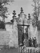 Czerwiec 1940, Charmes-en-l'Angle, Francja.
Żołnierze 2. Dywizji Strzelców Pieszych stoją przed stylową bramą wjazdową na teren miejscowego pałacu z XIX wieku.
Fot. Jerzy Konrad Maciejewski, zbiory Ośrodka KARTA