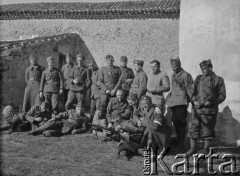 1940, La Salle Guibert, Francja. 
Żołnierze 2. Dywizji Strzelców Pieszych podczas wycieczki do miejscowego zamku.
Fot. Jerzy Konrad Maciejewski, zbiory Ośrodka KARTA