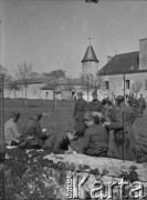 1940, La Salle Guibert, Francja. 
Żołnierze z 2. Dywizji Strzelców Pieszych podczas wycieczki do miejscowego zamku.
Fot. Jerzy Konrad Maciejewski, zbiory Ośrodka KARTA