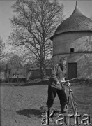 1940, La Salle Guibert, Francja. 
Żołnierz z 2. Dywizji Strzelców Pieszych zwiedza okolice zamku na rowerze. Do zdjęcia pozuje na tle wieży.
Fot. Jerzy Konrad Maciejewski, zbiory Ośrodka KARTA