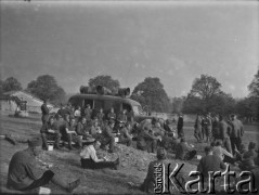 1940, La Salle Guibert, Francja.  
Żołnierze 2. Dywizji Strzelców Pieszych podczas odpoczynku. Część żołnierzy je posiłek z menażek. W głębi widać wojskowy samochód z zainstalowanym na dachu  megafonem.
Fot. Jerzy Konrad Maciejewski, zbiory Ośrodka KARTA