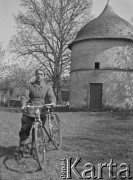 1940, La Salle Guibert, Francja. 
Żołnierz 2. Dywizji Strzelców Pieszych pozuje z rowerem na tle wieży zamkowej.
Fot. Jerzy Konrad Maciejewski, zbiory Ośrodka KARTA