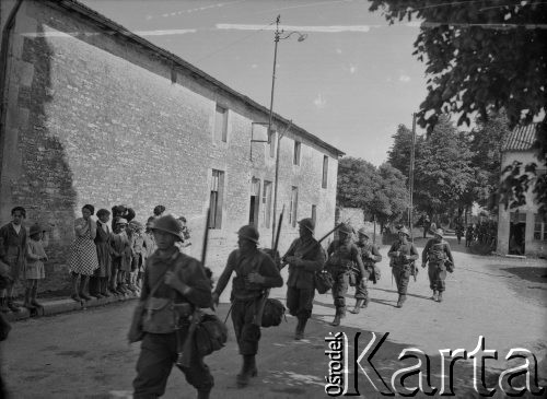 Czerwiec 1940, Domrémy-la-Pucelle, Francja.
Ludność cywilna wita przechodzących przez wieś żołnierzy francuskich i polskich, walczących z III Rzeszą.
Fot. Jerzy Konrad Maciejewski, zbiory Ośrodka KARTA