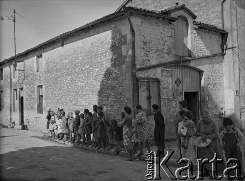 Czerwiec 1940, Domrémy-la-Pucelle, Francja.
Kampania francuska. Mieszkańcy wsi oczekują na przybycie wojska francuskiego i polskiego.
Fot. Jerzy Konrad Maciejewski, zbiory Ośrodka KARTA