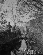 1940, Tessonnière, Francja.
Żołnierze z 2. Dywizji Strzelców Pieszych odpoczywają nad stawem. Jeden z żołnierzy siedzi na murku i czyta gazetę.
Fot. Jerzy Konrad Maciejewski, zbiory Ośrodka KARTA