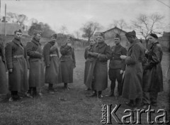Wiosna 1940, La Mucarriere, Francja.
Spotkanie nowych podoficerów z dowódcą 5 Małopolskiego Pułku Strzelców Pieszych 2. Dywizji Strzelców Pieszych płk Bronisławem Kowalczewskim (5. z prawej). 
Fot. Jerzy Konrad Maciejewski, zbiory Ośrodka KARTA