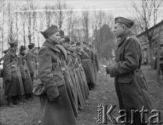 Wiosna 1940, La Mucarriere, Francja.
Dowódca 5 Małopolskiego Pułku Strzelców Pieszych 2. Dywizji Strzelców Pieszych płk Bronisław Kowalczewski (1. z prawej) rozmawia z przydzielonymi do pułku podoficerami. 
Fot. Jerzy Konrad Maciejewski, zbiory Ośrodka KARTA