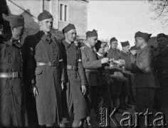 24.03.1940, La Maucarriere, Francja.
Wielkanoc. Oficer 2. Dywizji Strzelców Pieszych dzieli się jajkiem ze swoimi żołnierzami.
Fot. Jerzy Konrad Maciejewski, zbiory Ośrodka KARTA