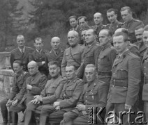 1945, Baden, Szwajcaria.
Ppłk Henryk Konas (w pierwszym rzędzie siedzi 4. z lewej) z 2. Dywizji Strzelców Pieszych bierze udział w spotkaniu polskich i szwajcarskich oficerów, odpowiedzialnych za sprawy internowania z odcinka Baselland z siedzibą w Baden.
Fot. Jerzy Konrad Maciejewski, zbiory Ośrodka KARTA