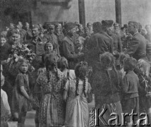 1945, Baden, Szwajcaria.
Żołnierze oraz ludność cywilna stoi przed kościołem. Zdjęcie wykonano po uroczystości zaślubin polskiego żołnierza z 2. Dywizji Strzelców Pieszych ze Szwajcarką. Zawieranie związków z miejscowymi kobietami było surowo zabronione przez tzw. Pomarańczowy Dekret.
Fot. Jerzy Konrad Maciejewski, zbiory Ośrodka KARTA