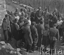 3.05.1945,  Baden, Szwajcaria.
Wizyta kobiet z obozu „Wola” w obozie internowania polskich żołnierzy 2. Dywizji Strzelców Pieszych. Pod opiekę Haliny Kenarowej do Feldbach pod Rapperswilem trafiły Polki, którym udało się uciec z III Rzeszy Niemieckiej.
Fot. Jerzy Konrad Maciejewski, zbiory Ośrodka KARTA
